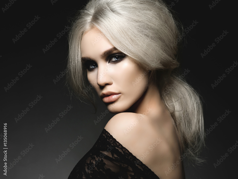 Naklejka premium Beautiful blonde woman with elegant hairstyle