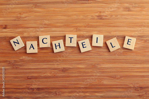 Wort Nachteile aus Holzbuchstaben 