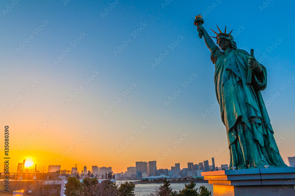 Fototapeta premium Tokio o zachodzie słońca