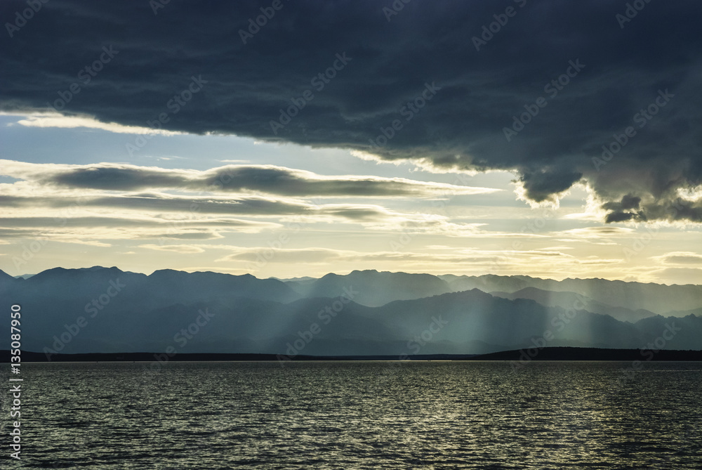 Schwere Wolken über dem Meer