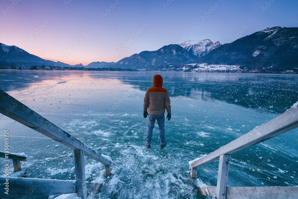 Naklejka premium Abendstimmung am Wolfgangsee - Gefrorener See