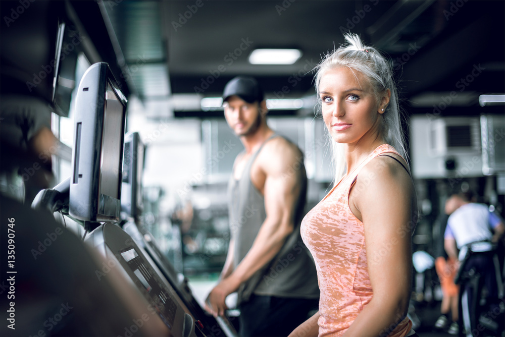 Fototapeta premium Couple doing treadmill run