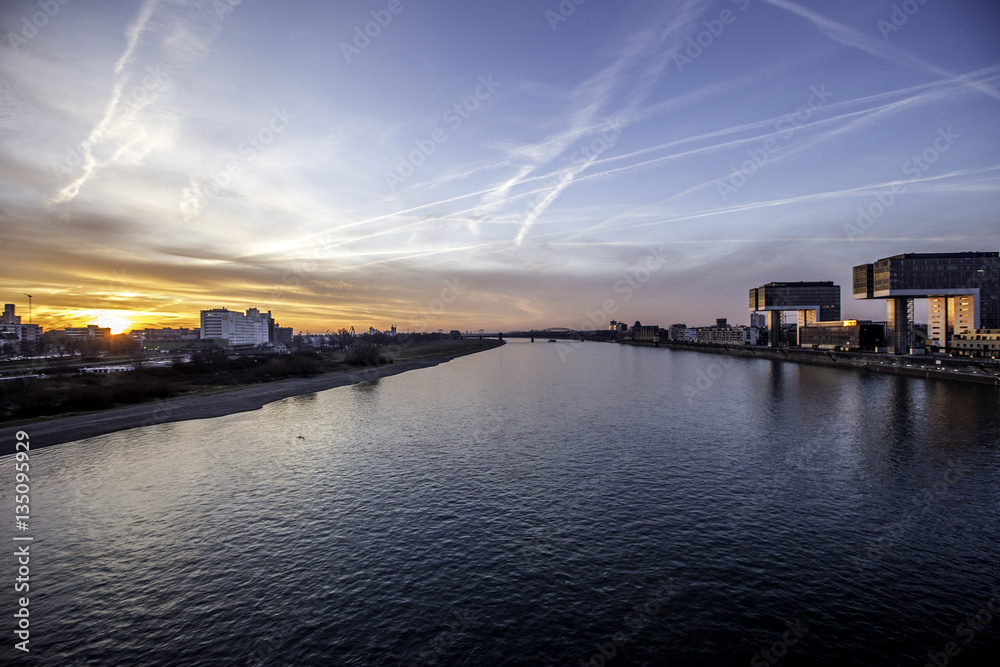 Der Rhein am Medienhafen in Köln im Sonnenaufgang
