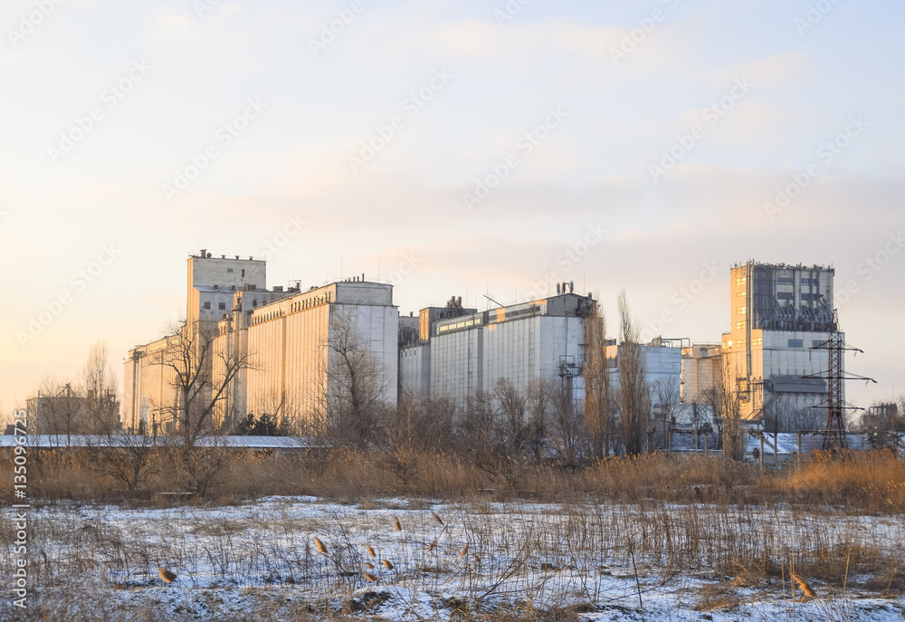 Obraz premium Building for storing and drying grain