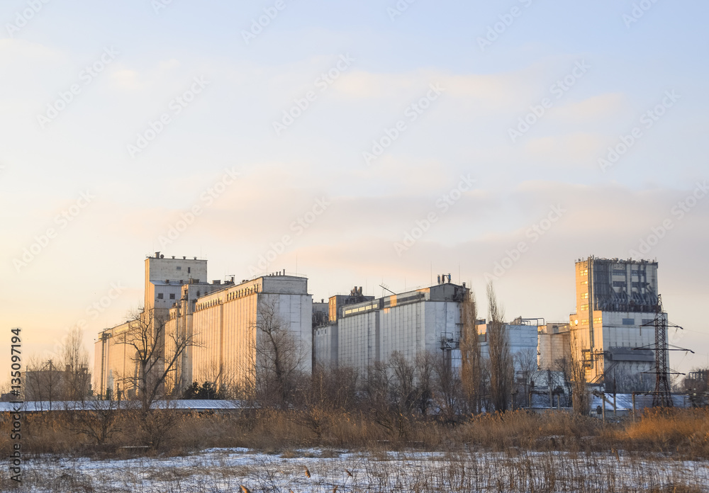 Building for storing and drying grain