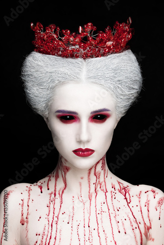 Schilderij op canvas Mysterious beauty portrait of snow queen covered with blood