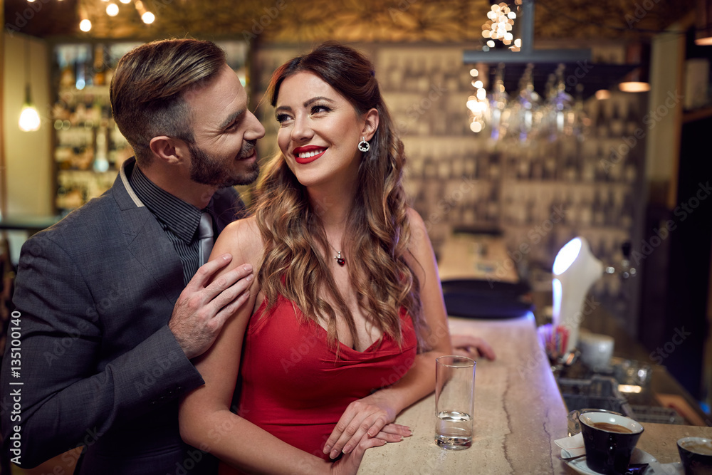 Ταπετσαρία Man flirt to beautiful woman