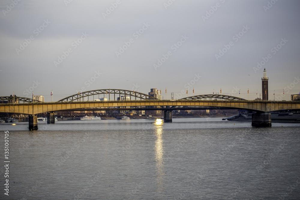 Brücken über den Rhein bei Köln im Sonnenaufgang