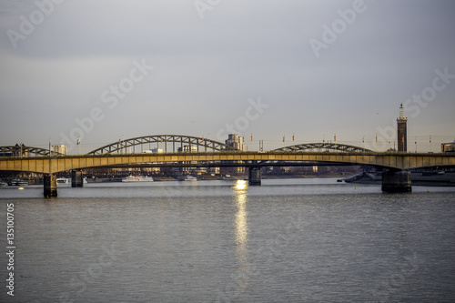 Brücken über den Rhein bei Köln im Sonnenaufgang © parallel_dream