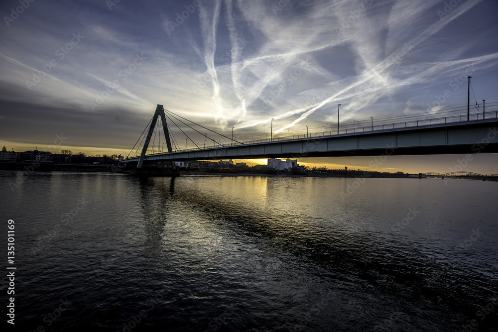 Obraz premium Severinsbrücke in Köln im Sonnenaufgang