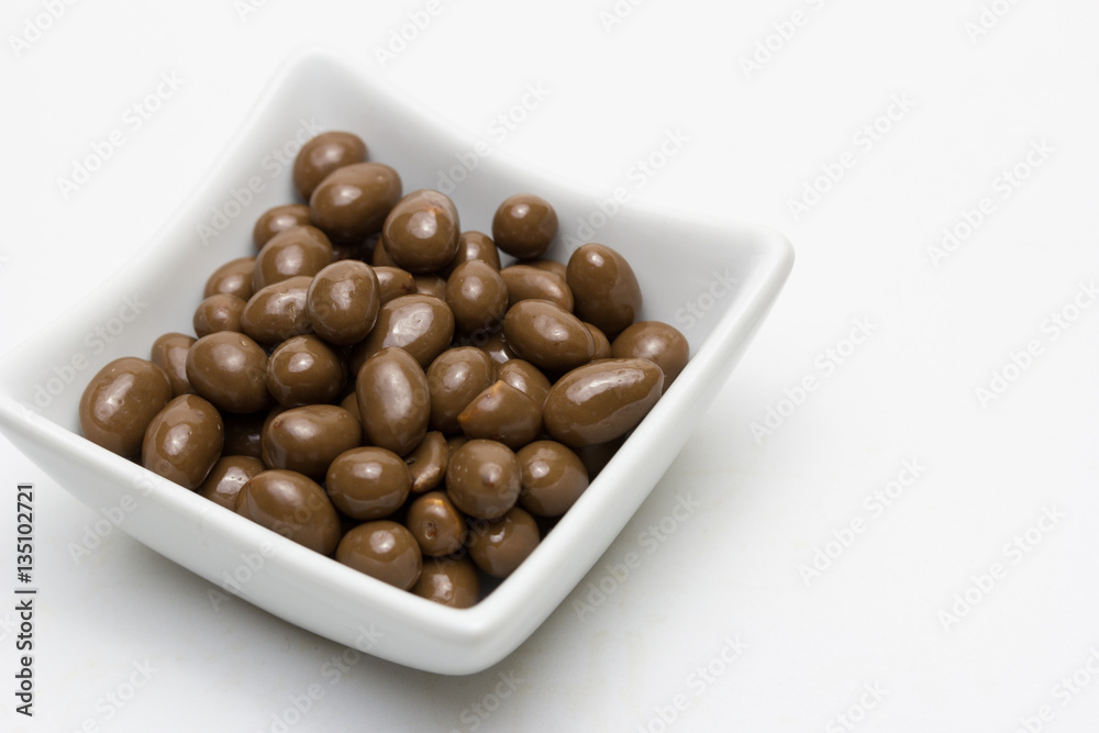 cacahuetes recubiertos de chocolate cacahuetes recubiertos de chocolate