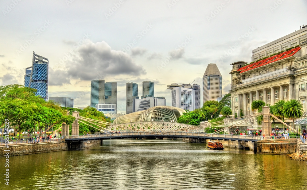 Cavenagh Bridge above the Singapore River