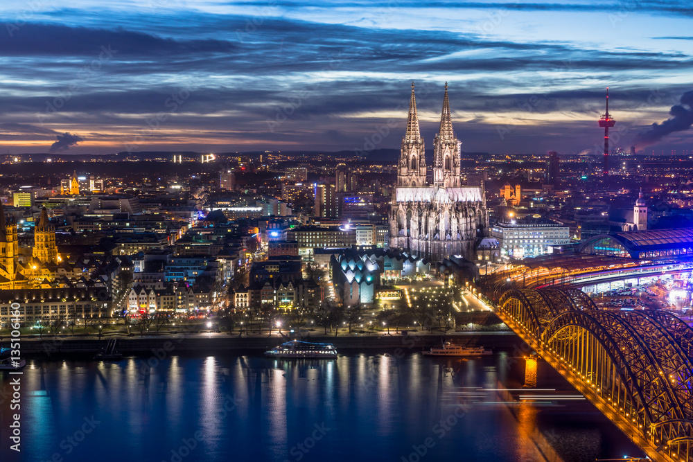 Kölner Dom und Hohenzollern Brücke aus der Vogelperspektive bei Sonnenuntergang
