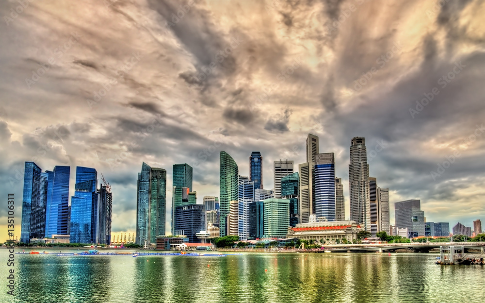 Fototapeta premium Skyline of Singapore on a cloudy day