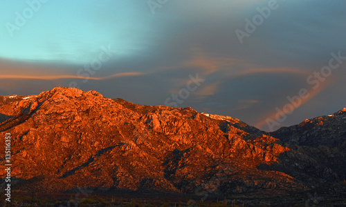 Berggipfel der Catalina Mountains in Tucson, Arizona, USA, im Abendsonnenschein