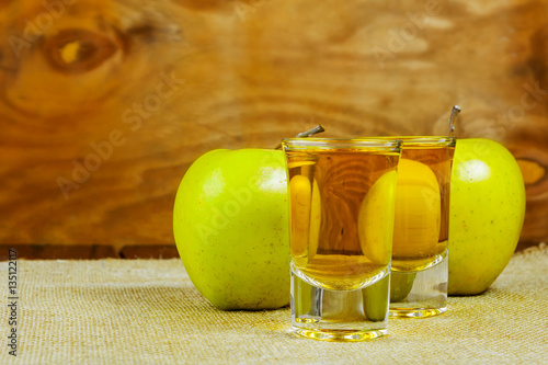 Fotografie Two cider glasses  and green apples