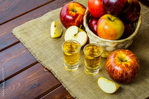 Fotografi Apple brandy shots and red apples