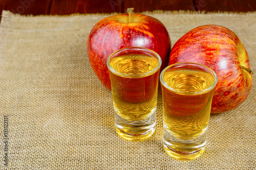 Принти на полотні Two schnapps drinks and red apples