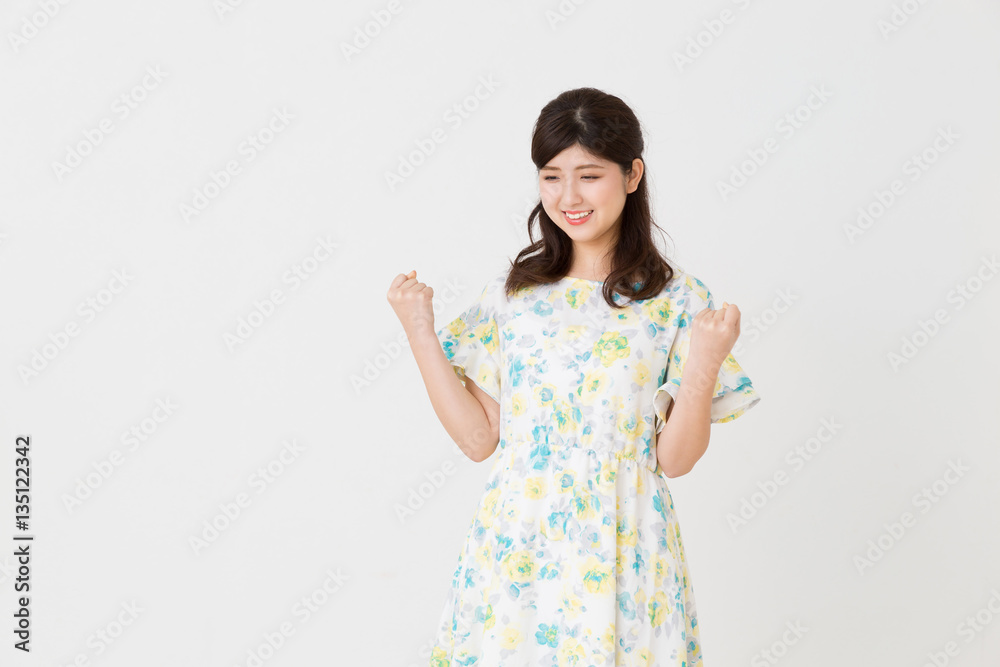 スマートフォンを見る女性 スマートフォンを見る女性