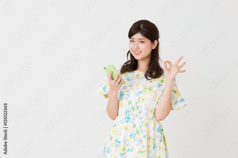スマートフォンを見る女性 スマートフォンを見る女性