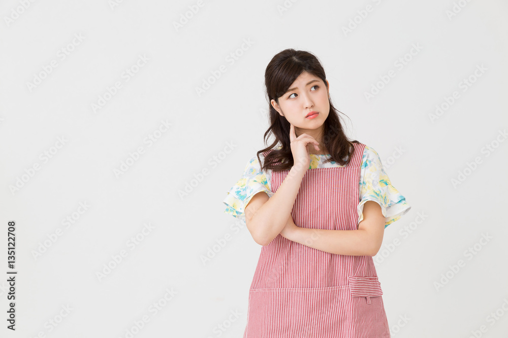 エプロンをした女性 考える エプロンをした女性 考える