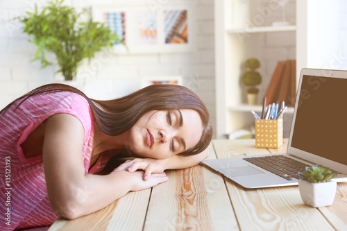 Young attractive woman slee...