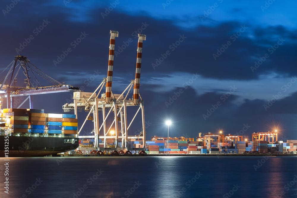 Obraz premium Container ship in import, export port against twilight