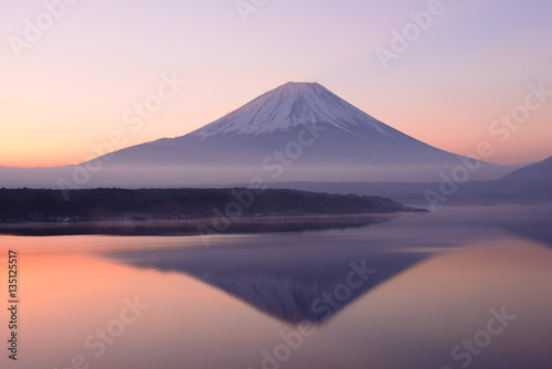 Fototapeta Naklejka Na Ścianę i Meble -  夜明けの富士山