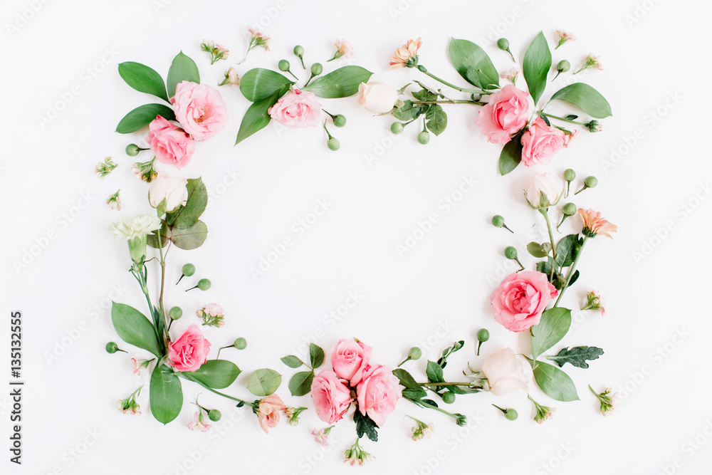 Fototapeta Okrągła rama wykonana z różowych i beżowych róż, zielonych liści, gałęzi na białym tle. Płaski układ, widok z góry. Walentynki tło