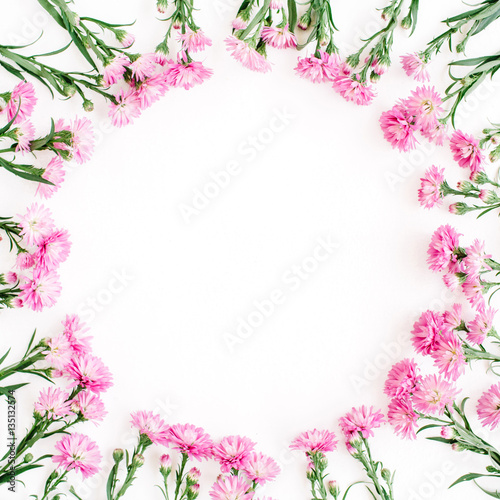 Wreath frame made of pink wildflowers, green leaves, branches on white background. Flat lay, top view. Valentine's background © Floral Deco