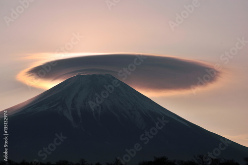 笠雲と富士山 © akira1201