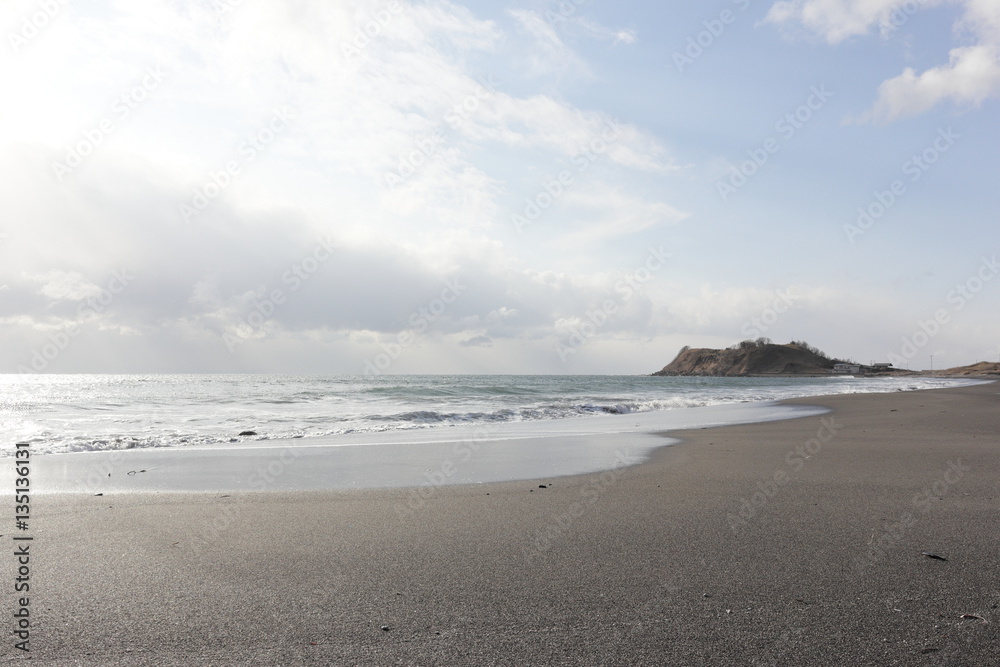 砂浜に埋もれた岩礁　北海道噴火湾