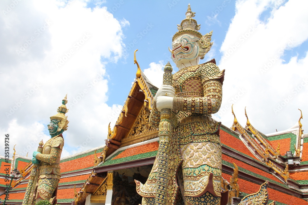 Fototapeta premium Pomnik strażnika w Wat Phra-Kaew.