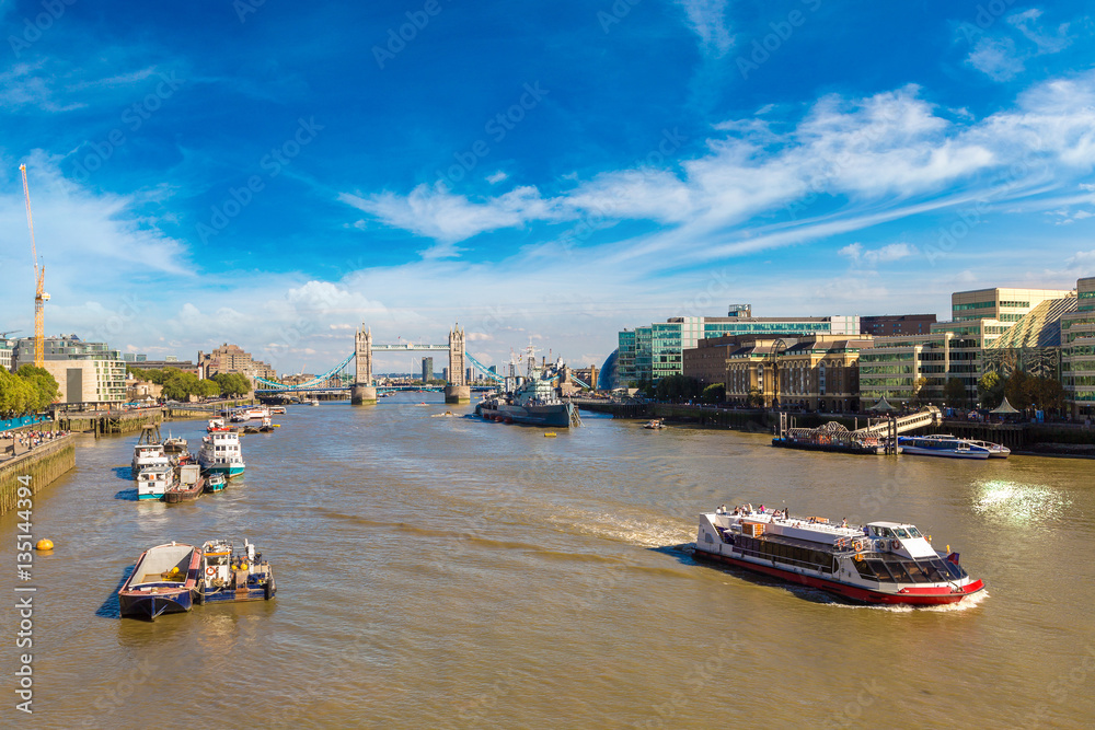 Naklejka premium Tower Bridge and HMS Belfast warship in London