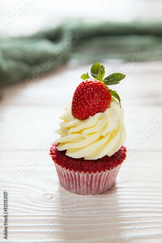 Muffins red velvet with cheese cream and strawberry