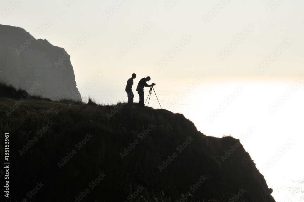 photographes au dessus des falaises