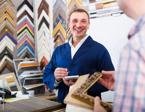 Schilderij op canvas portrait of man seller taking order on picture frame from custom