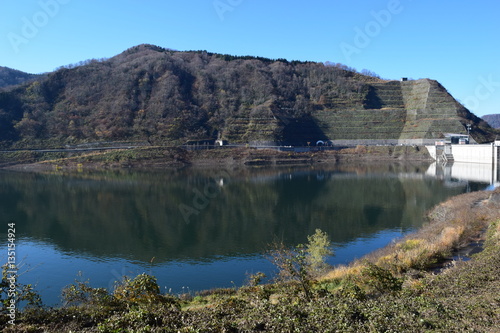 寒河江ダム ／ 山形県西川町にある県内最大のダムです。ダムによって形成された人造湖は、月山より名を取って月山湖（がっさんこ）と命名され、財団法人ダム水源地環境整備センターが選定する、ダム湖百選に選ばれています。