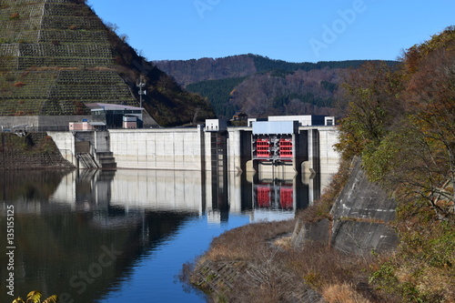 寒河江ダム ／ 山形県西川町にある県内最大のダムです。ダムによって形成された人造湖は、月山より名を取って月山湖（がっさんこ）と命名され、財団法人ダム水源地環境整備センターが選定する、ダム湖百選に選ばれています。 photo