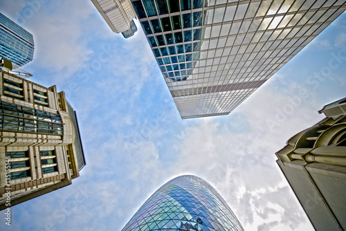budynki-w-londynie-od-dolu-strzal-high-dynamic-range