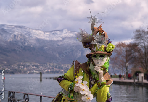 costume magnifique au carnaval d'Annecy