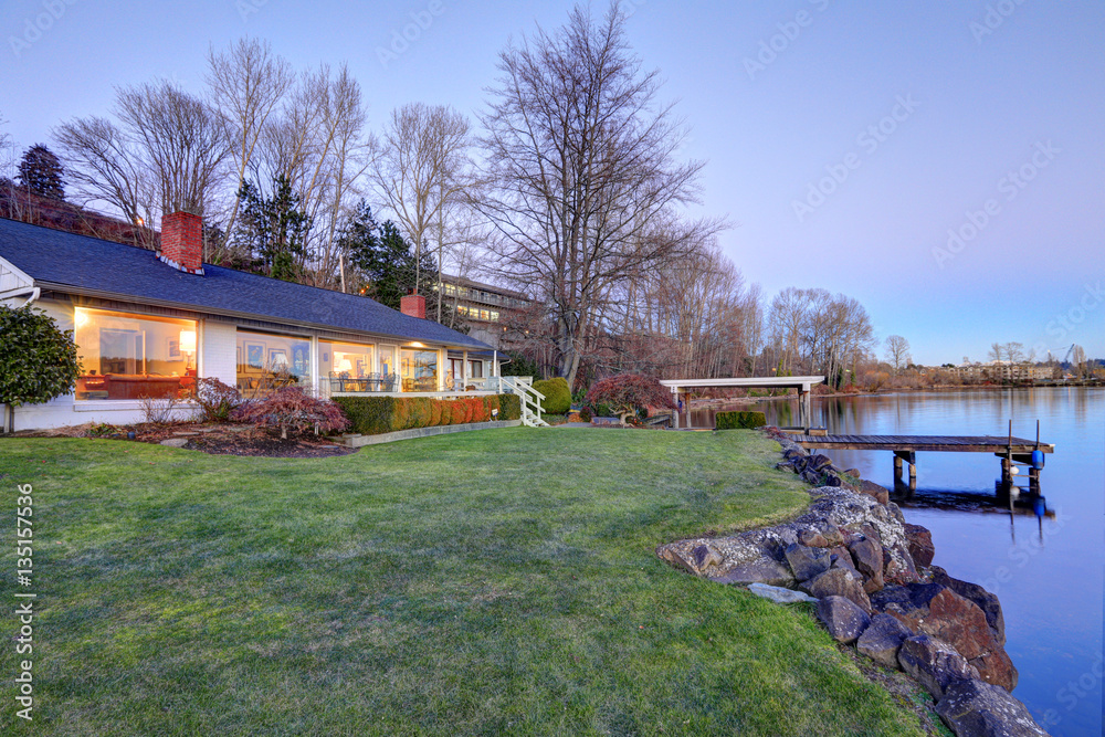 Lovely waterfront home with private dock - obrazy, fototapety, plakaty 