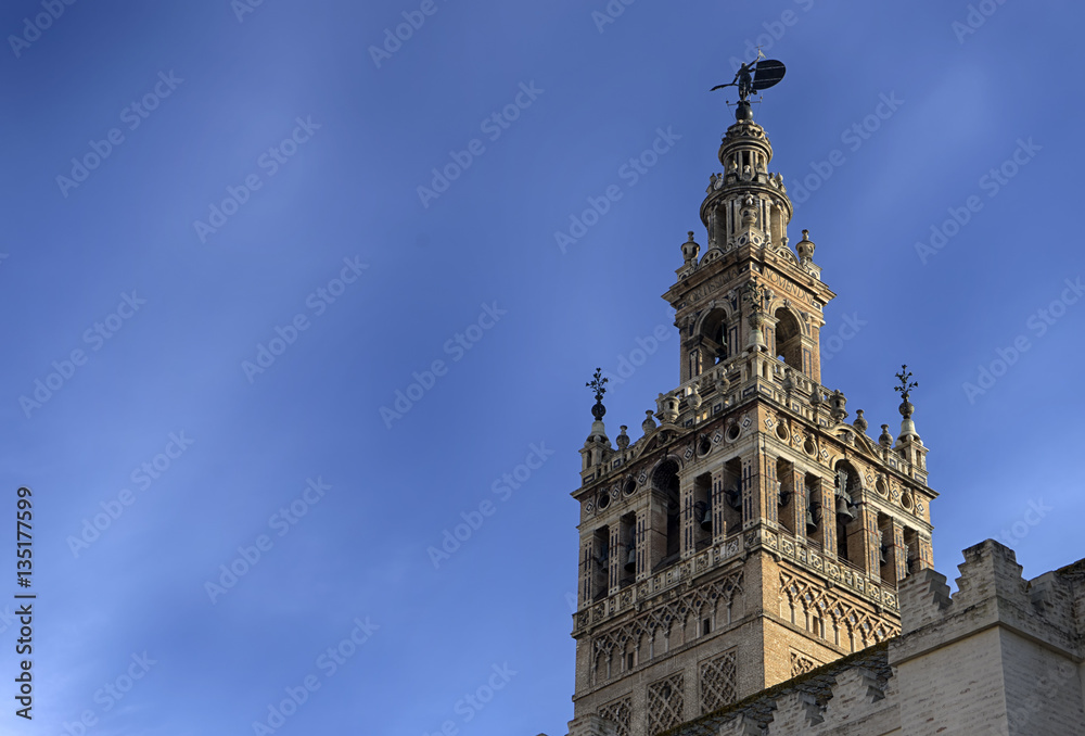 Bella torre de la antigua mezquita de Sevilla llamada Giralda