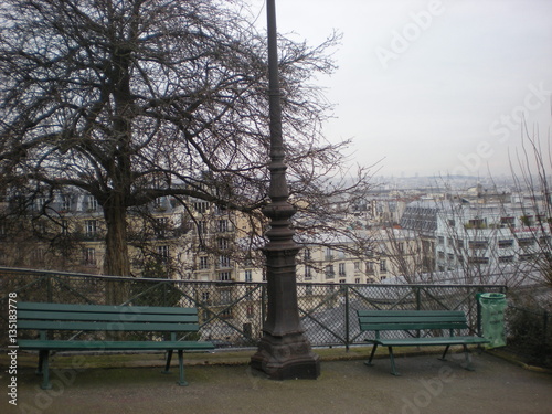 sur un banc à Paris
