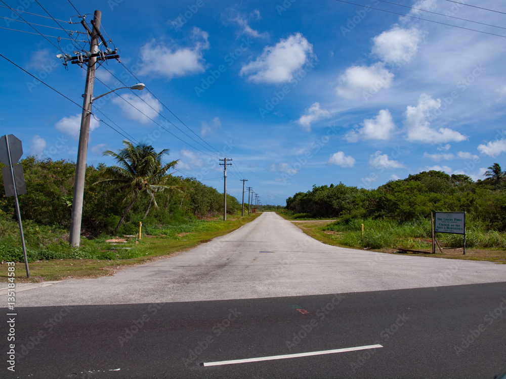 A road to the beach in a southern island (Guam)　南の島（グアム）の海へと続く道