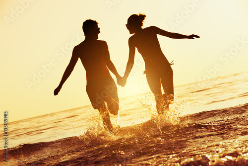Canvas Print Happy couple sunset sea run
