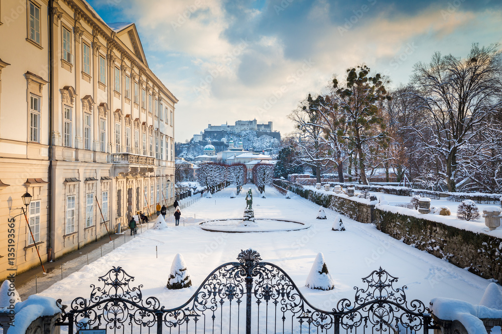 Naklejka premium Salzburg Mirabell Gardens z Hohensalzburg Fortress zimą, Austria
