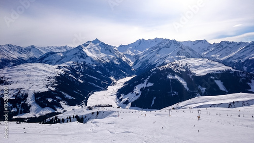 Winterliche Berge an der Skipiste