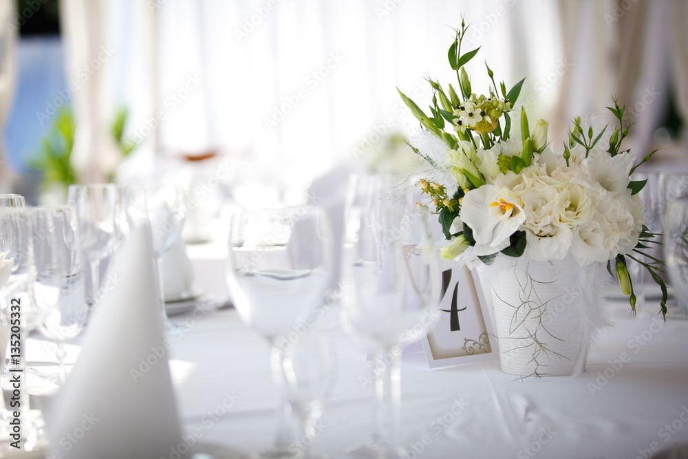 white flowers decoration on the dining table white flowers decoration on the dining table