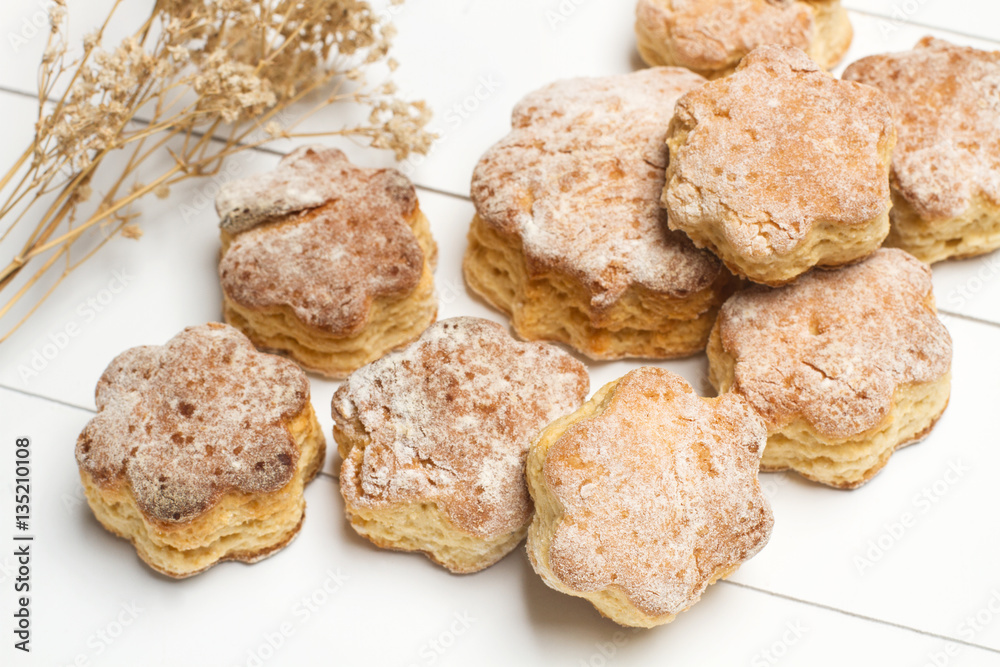 Scones galletas sobre tabla de madera blanca vista desde arriba Scones galletas sobre tabla de madera blanca vista desde arriba